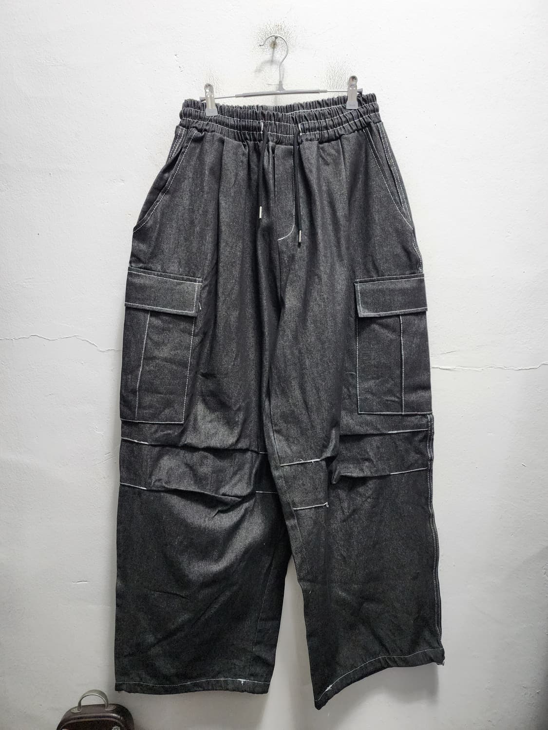 SLOGAN 스티치 파라수트핏 흑청 데님 벌룬팬츠 상품이미지1