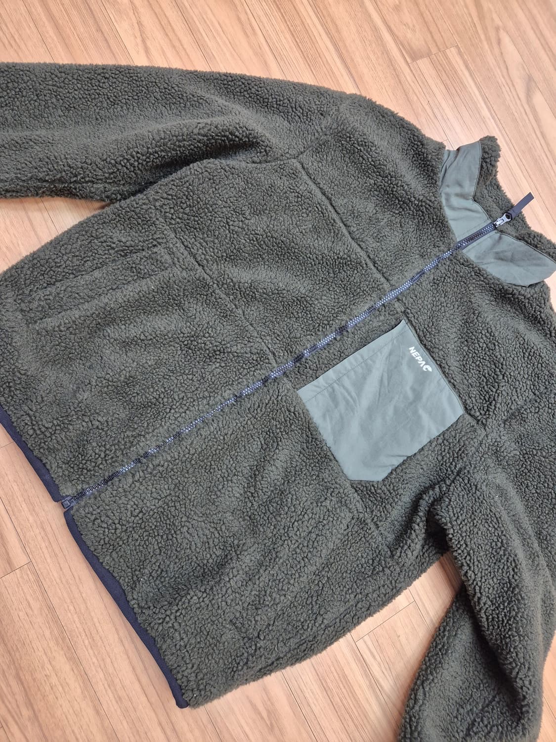 네파 남성용 후리스 점퍼 판매합니다. 사이즈는 105이고, 재질은 폴리에 상품이미지1