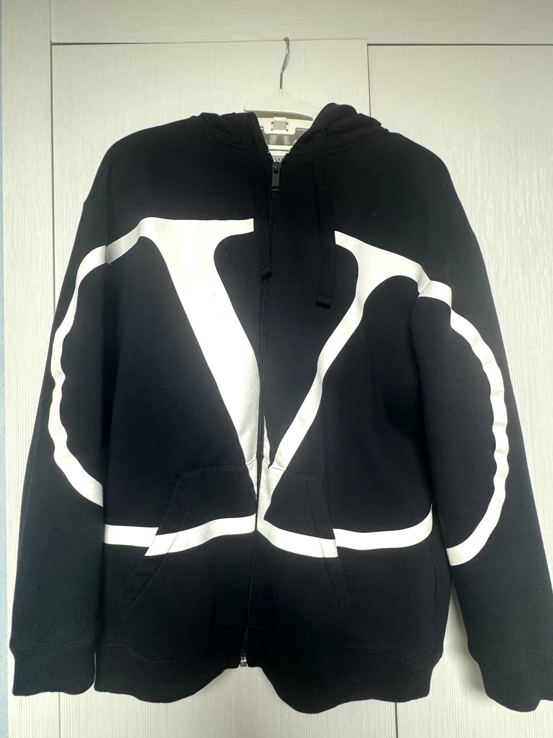 발렌티노 블랙 V 로고 후드 집업 상품이미지1