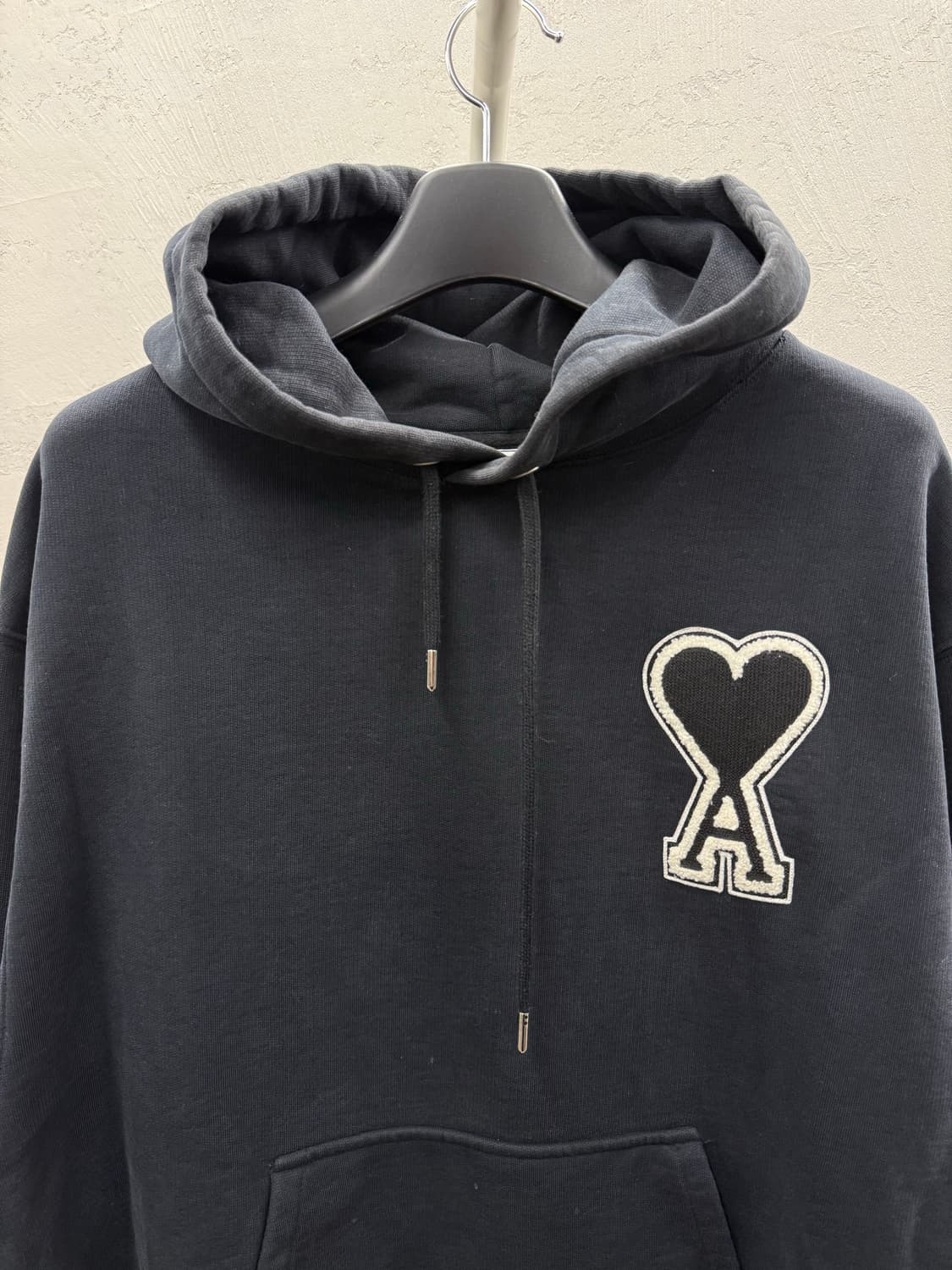 AMI 아미 하트 빅 로고 블랙 후드티  상품이미지3