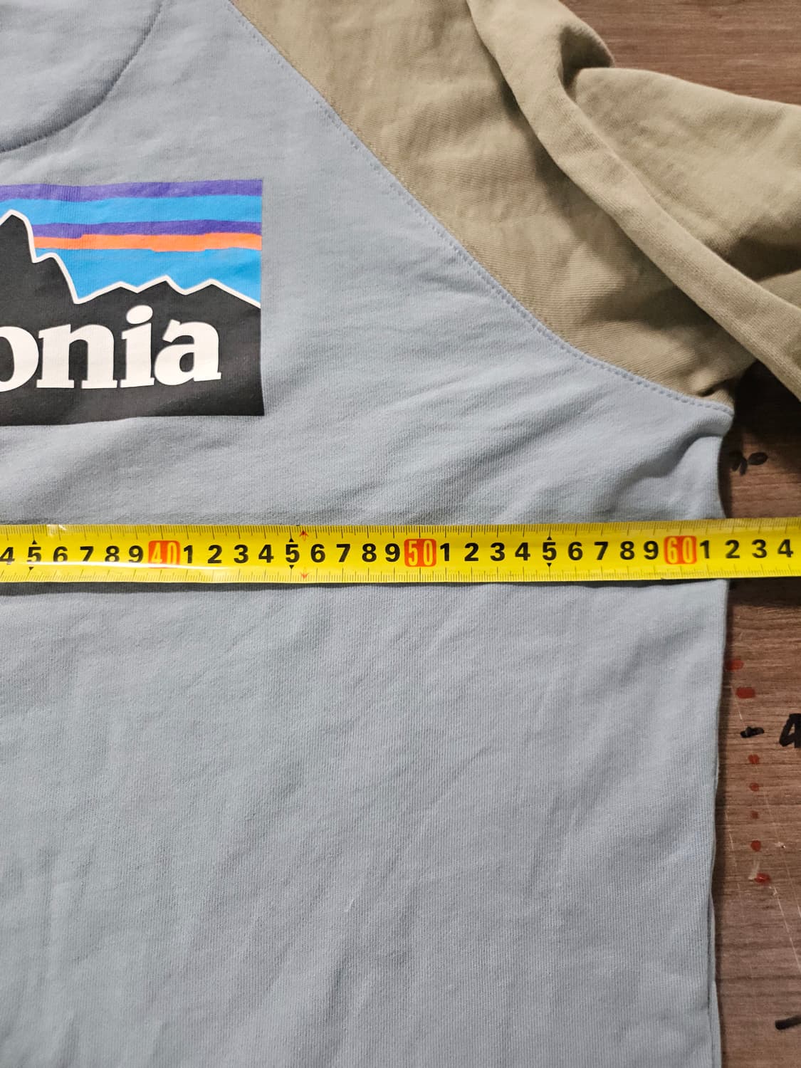 파타고니아 스모크블루 카키배색백프린팅 맨투맨 L 상품이미지9