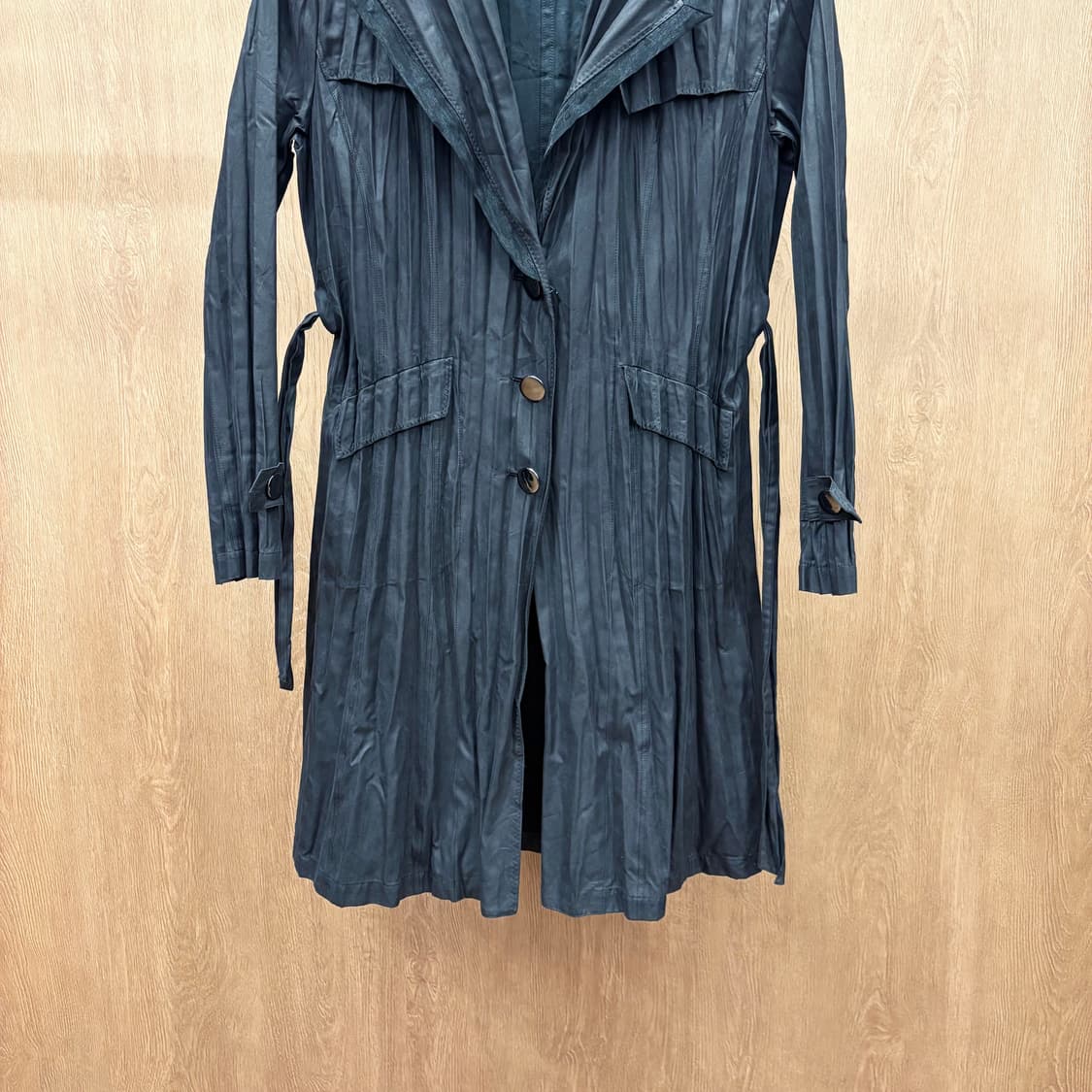 스피치오 싱글 코트 세로 플리츠 텍스처 허리 스트랩 백 요크 디테일 블랙 상품이미지5