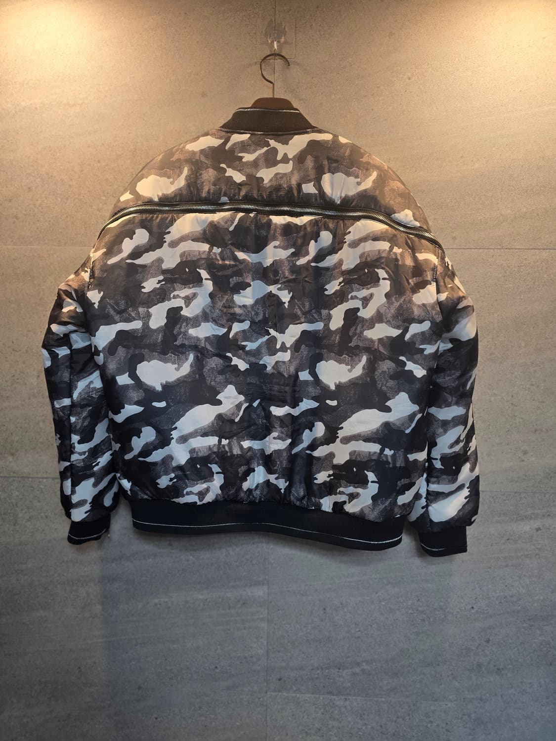 초력셔리 카모플라쥬. 봄버 자켓. 상품이미지5