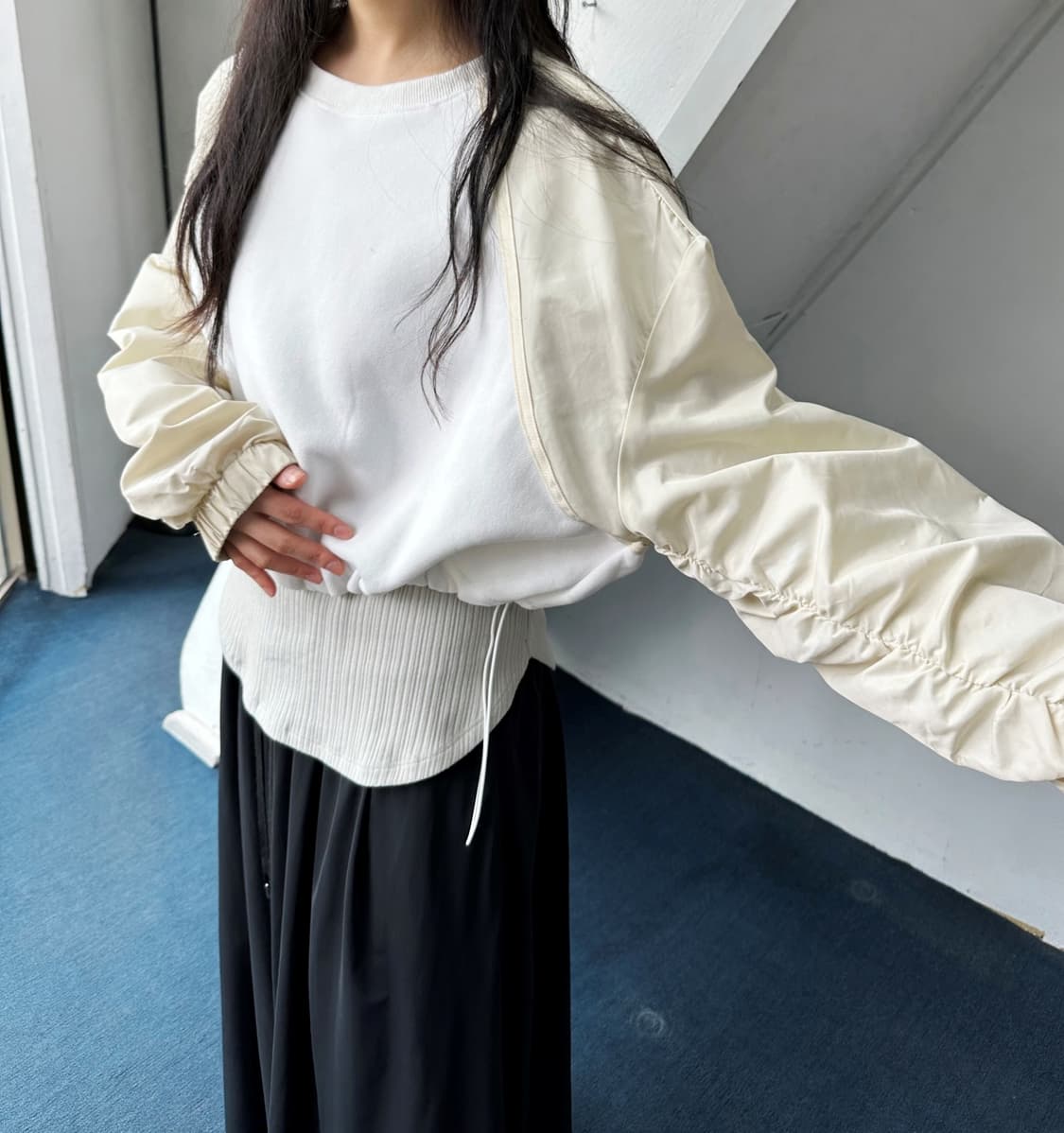 Wide silhouette design shiirred sleeve 상품이미지9