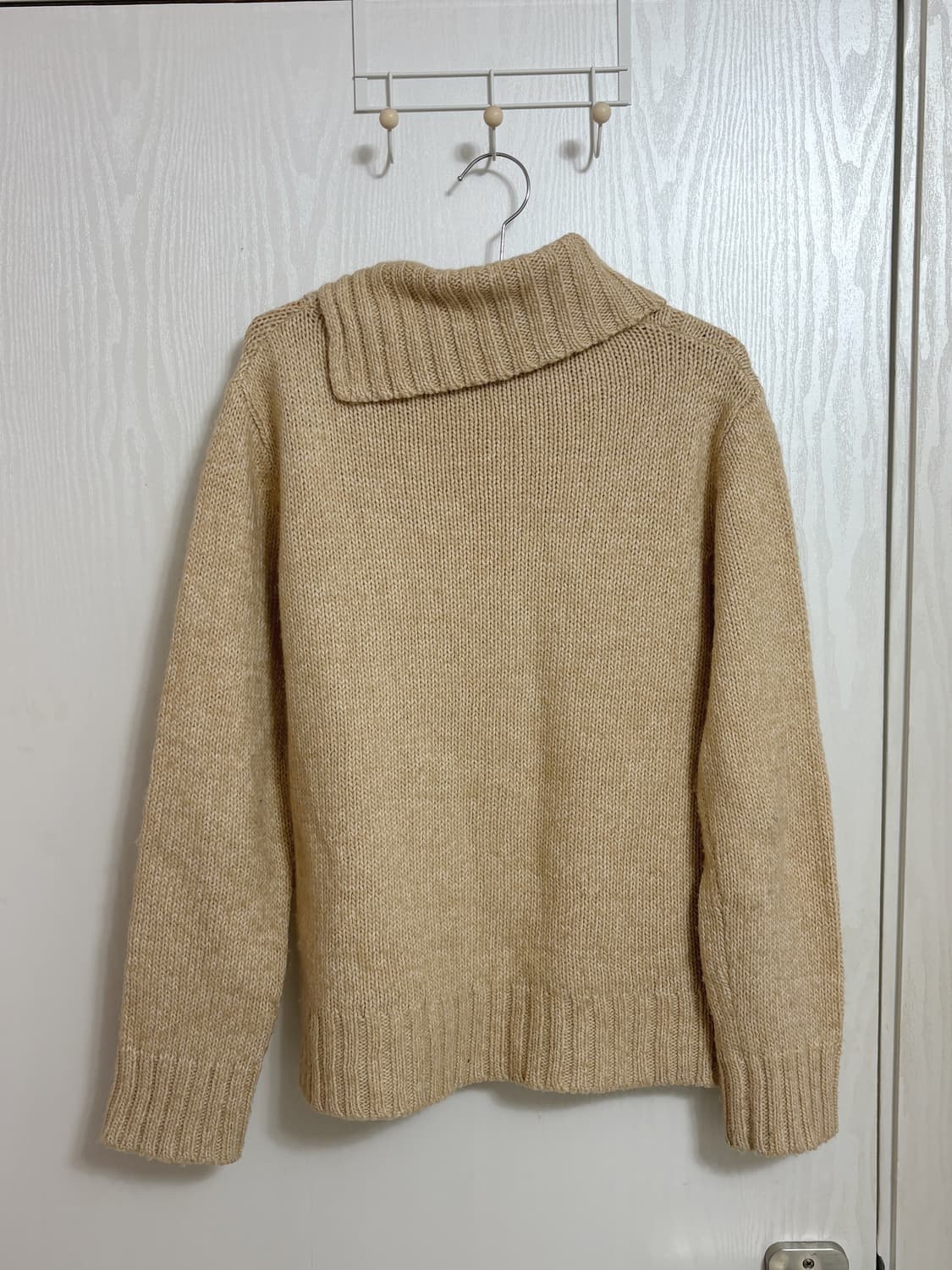 베이지 사선 단추 사선 니트 상품이미지2