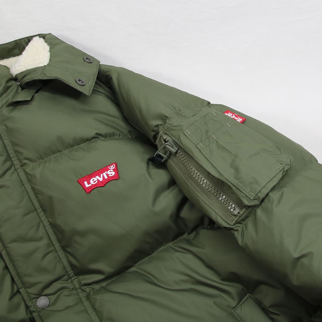(착용컷) 리바이스 덕다운 롱 패딩 (남성용 100) 상품이미지6