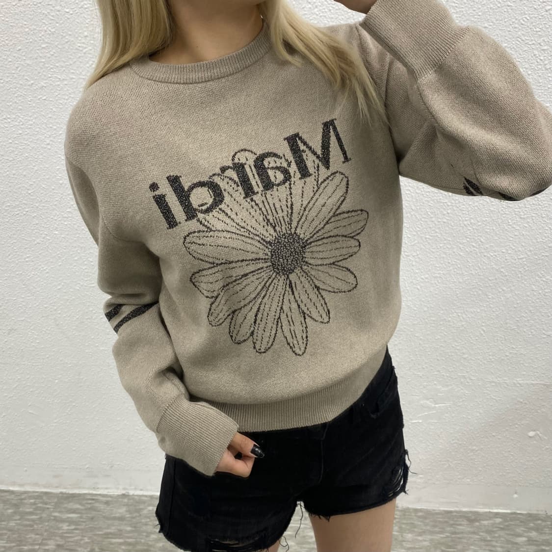 마르디 메르크디 글리터 차콜로고 베이지 니트 상품이미지1