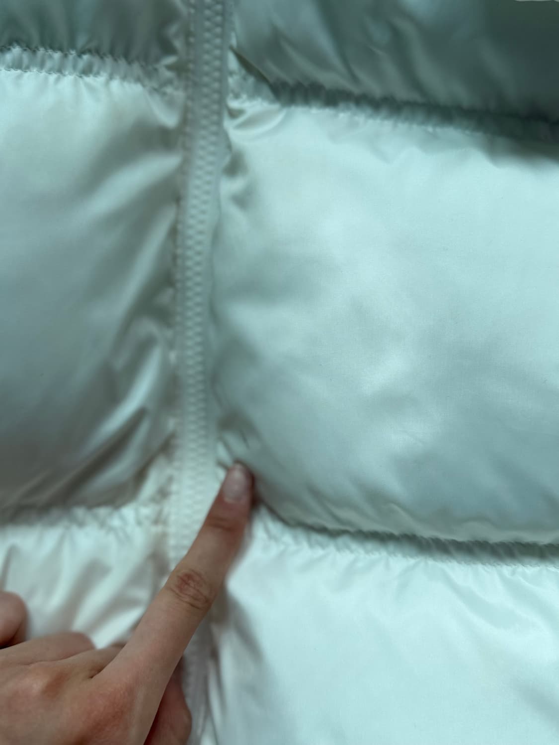 게스 남녀공용 소매탈착 글레이즈드 패딩 아이보리 무신사지그재그에이블리크림 상품이미지2