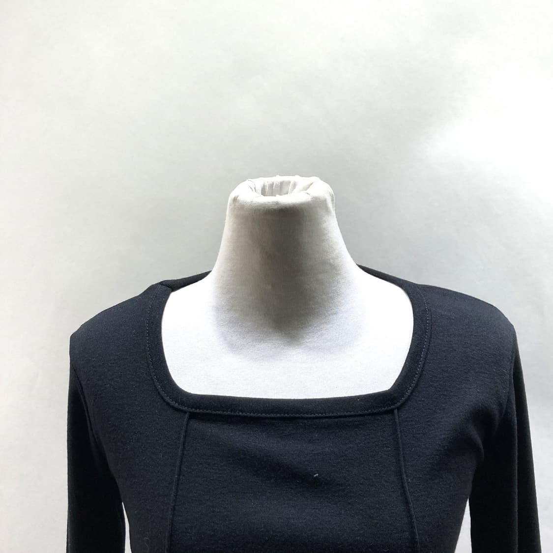 LYDIA 여성 사선 크롭 긴팔티셔츠 블랙 S  상품이미지2