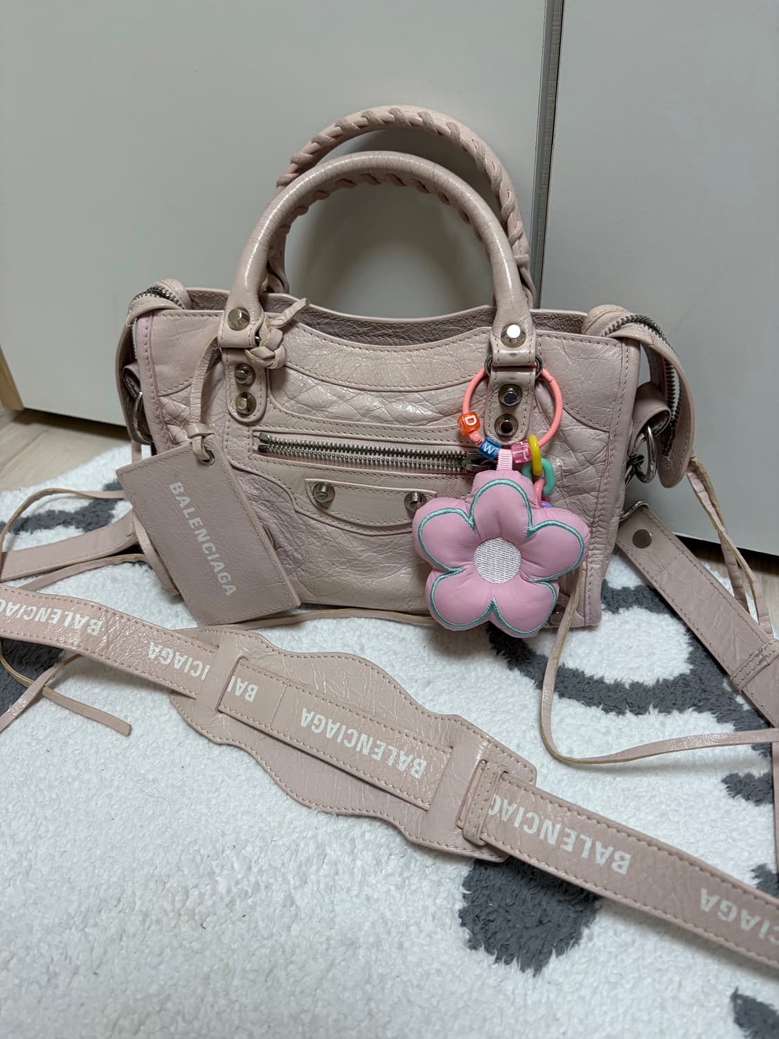 발렌시아가 로고 스트랩 시티백 미니 핑크 상품이미지3