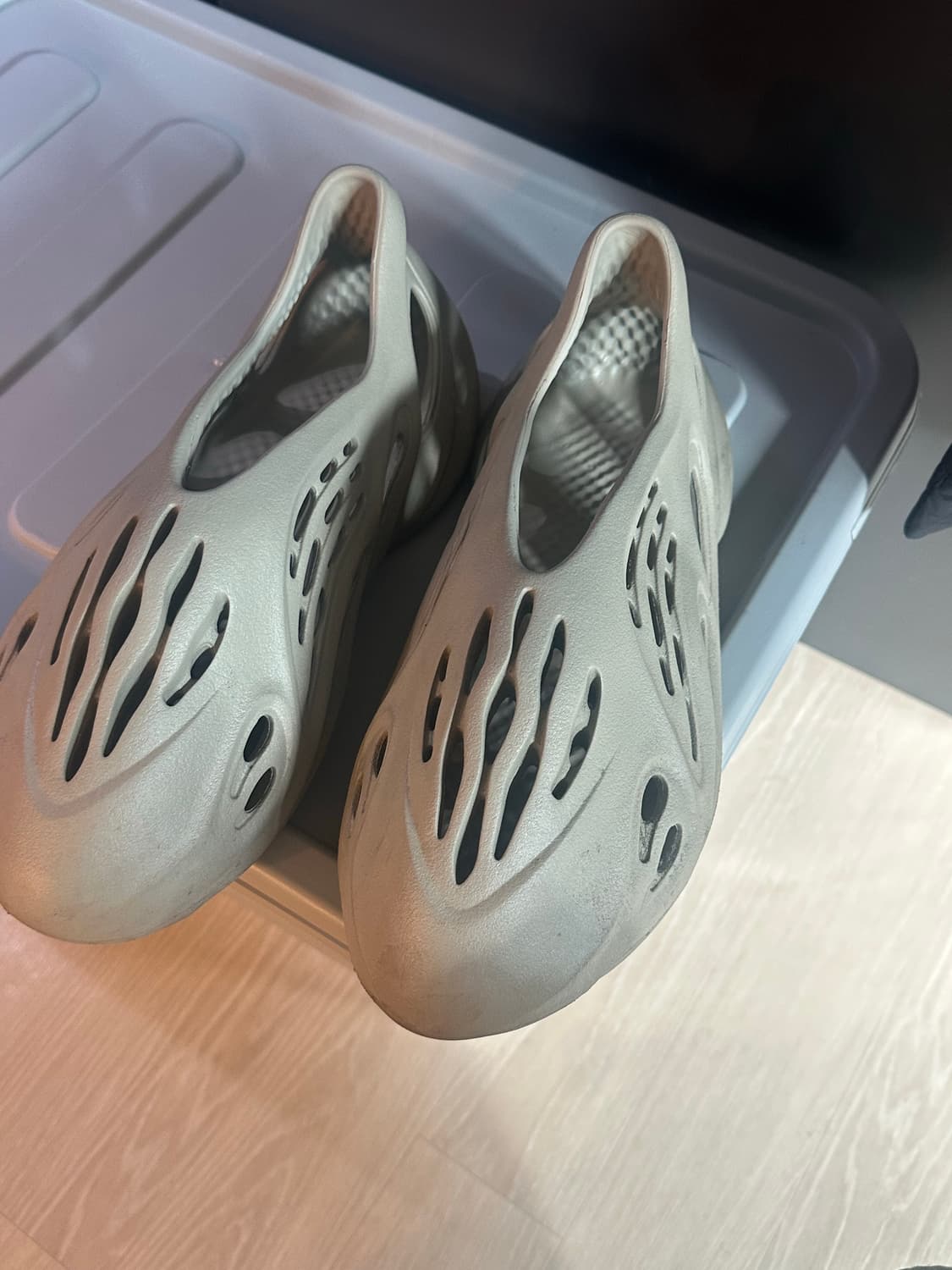 아디다스 이지 폼 러너 스톤솔트 색상입니다. 상품이미지1