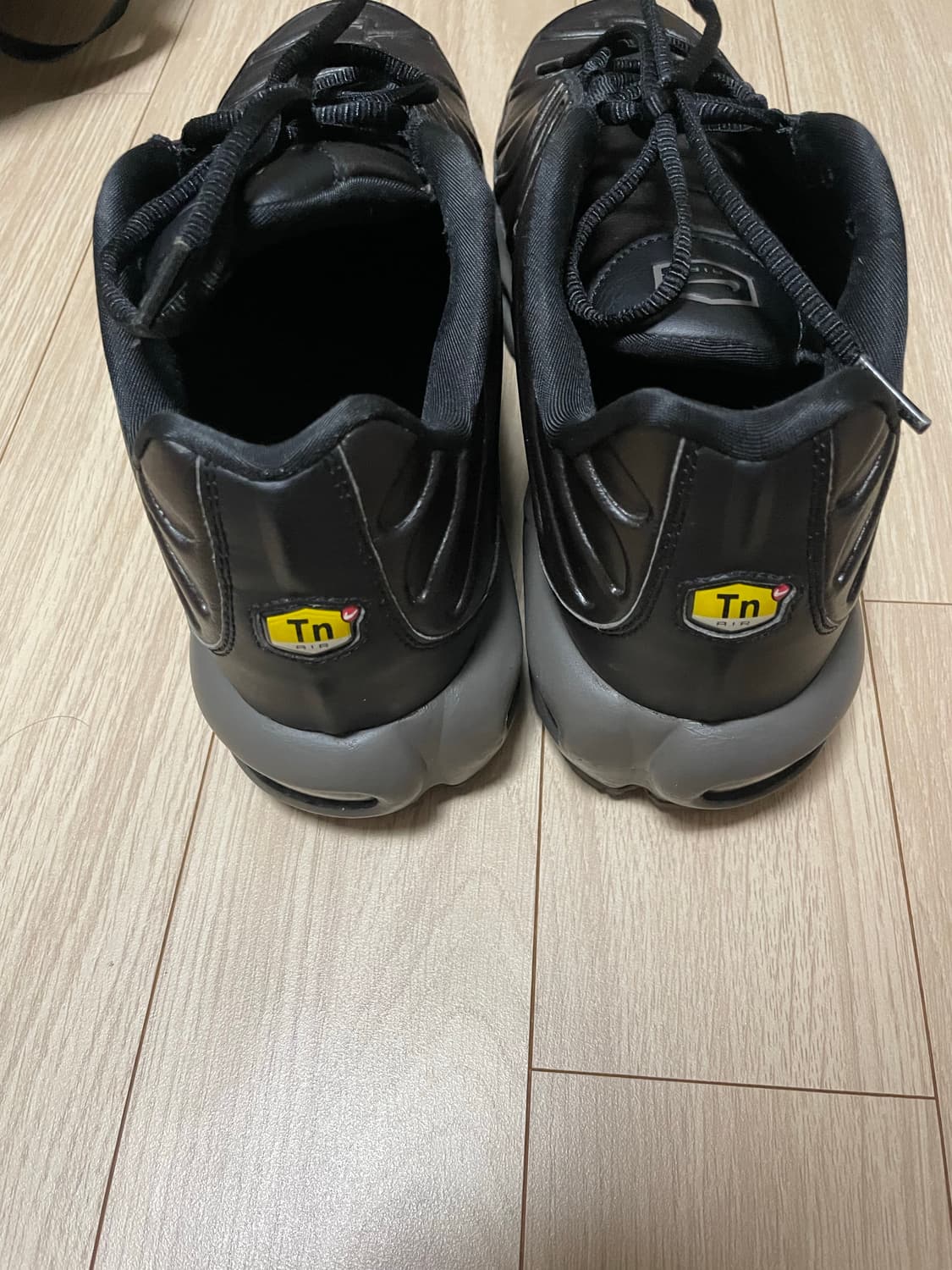 나이키 에어맥스 플러스 프리미엄 블랙 티 앤 페트라 브라운 상품이미지3