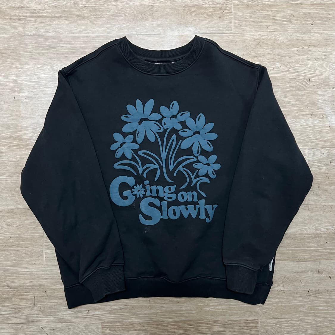 비바스튜디오 플라워 빅로고 프린팅 맨투맨 티셔츠 [블랙] L/100 상품이미지1