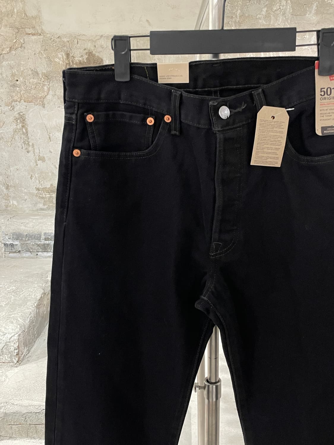 리바이스 501 레드탭 블랙 버튼 플라이 데님 팬츠 상품이미지2