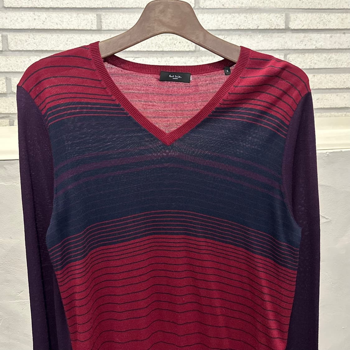 폴스미스 메리노울 브이넥 니트 잔스트라이프 패턴 배색 디테일 버건디 상품이미지4