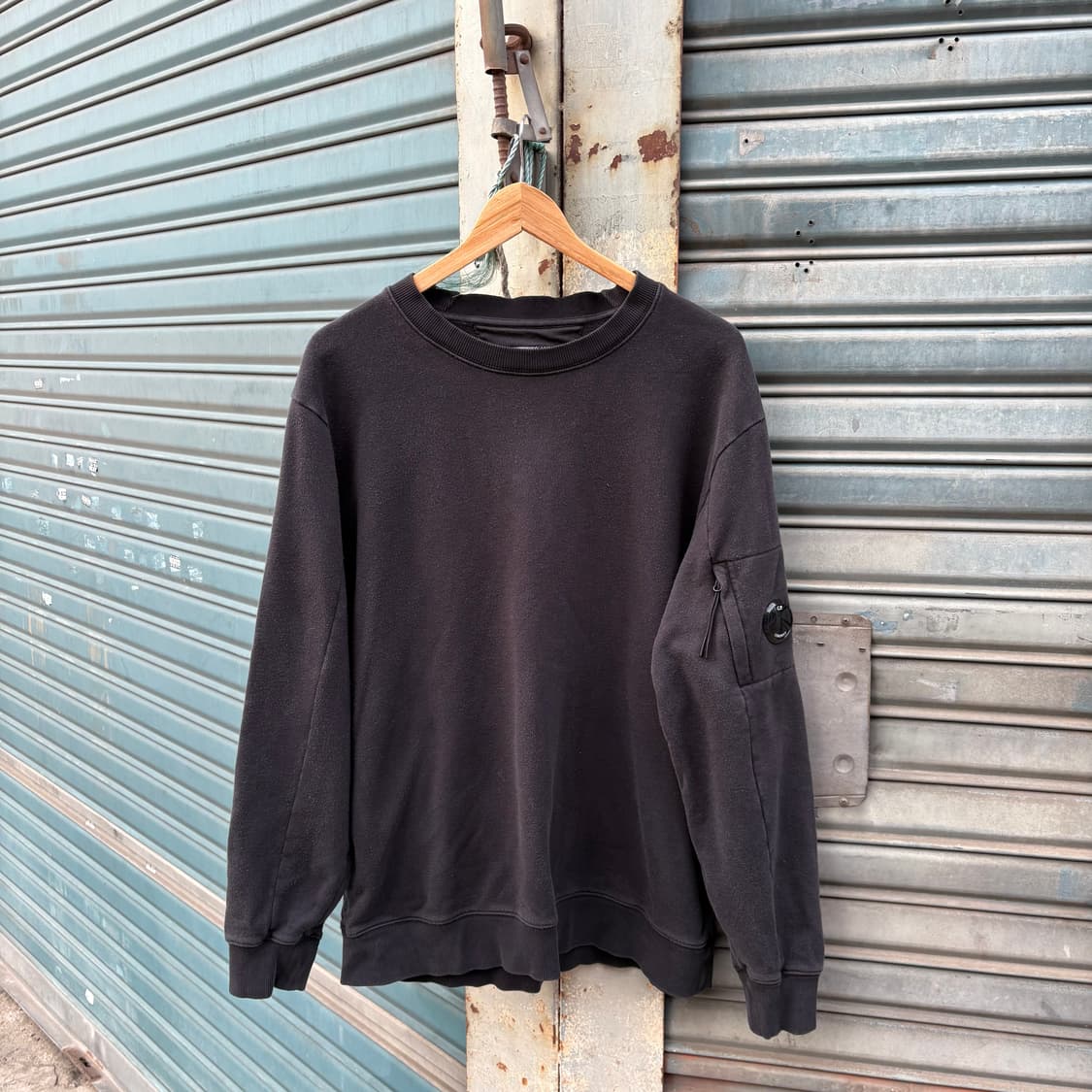 씨피컴퍼니 블랙 클래식 스웻셔츠 상품이미지1