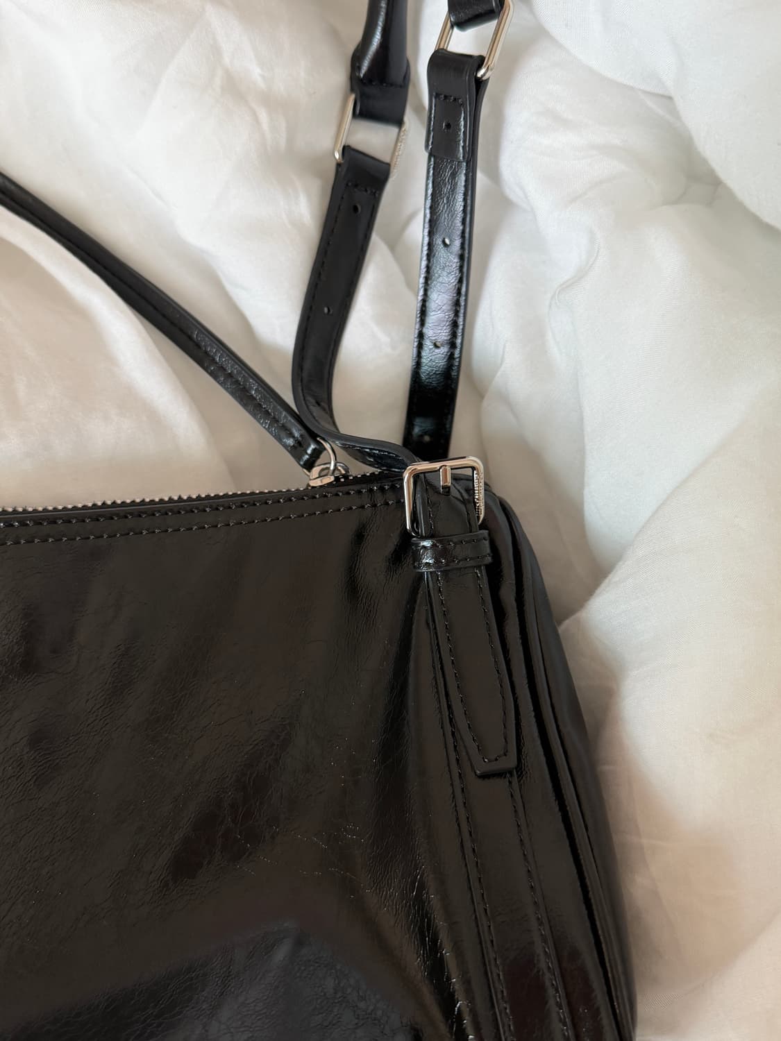 마뗑킴 BUCKLE STRAP SHOULDER BAG IN BLACK 상품이미지5