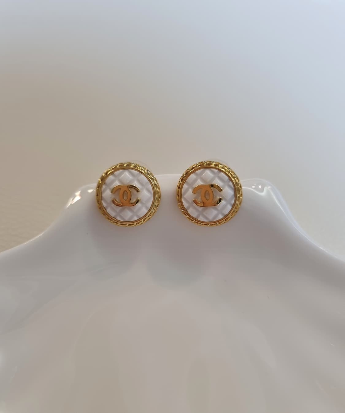샤넬 화이트퀼팅 골드CC 단추 귀걸이 업사이클링 상품이미지1