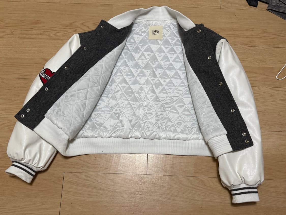 투플랜 라킹 자수 크롭 스타디움 자켓 (그레이) 상품이미지3