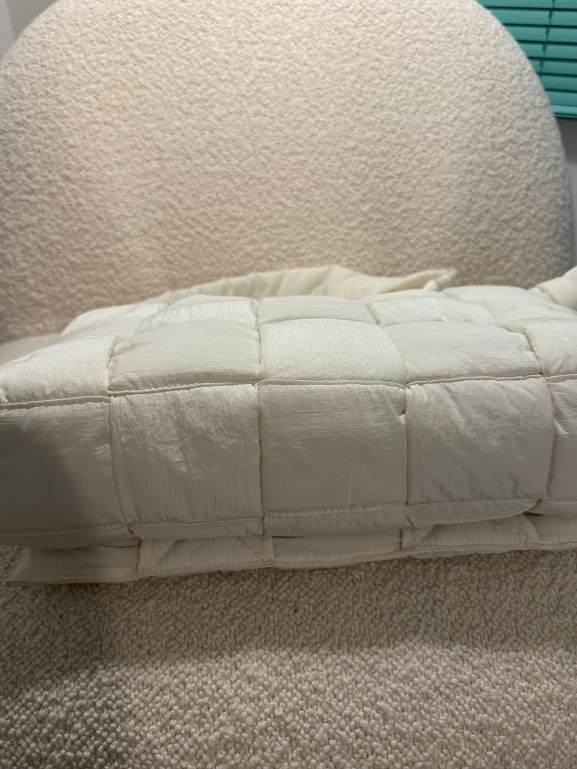 보테가베네타 라지 패디드 테크 카세트 백 화이트 크로스백 상품이미지5