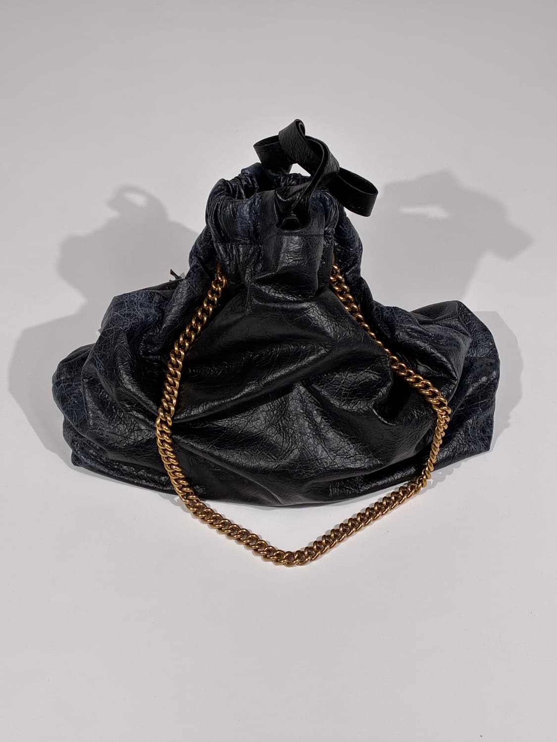 발렌시아가 크러쉬 미디엄 더티 이펙트 수베니어 참 토트백 블랙 상품이미지3