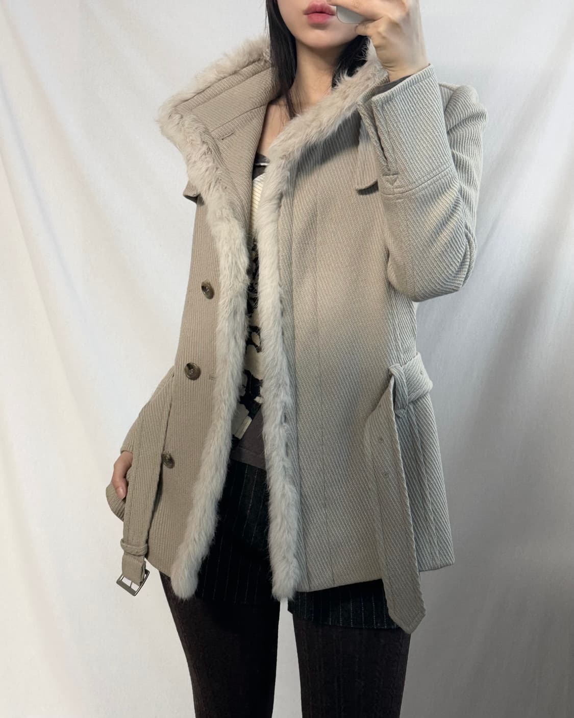 래빗 퍼 트림 벨티드 울 코트 상품이미지10