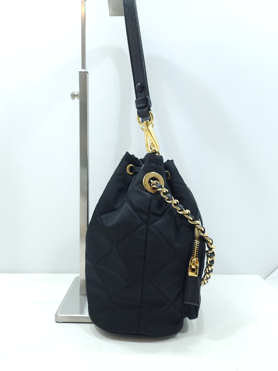 [정품] 프라다 리에디션 1995 리나일론 체인 퀼팅 버킷백 1BH038 상품이미지3