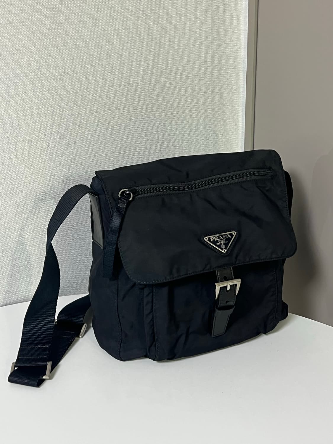 프라다 나일론 원버클 크로스백 상품이미지1