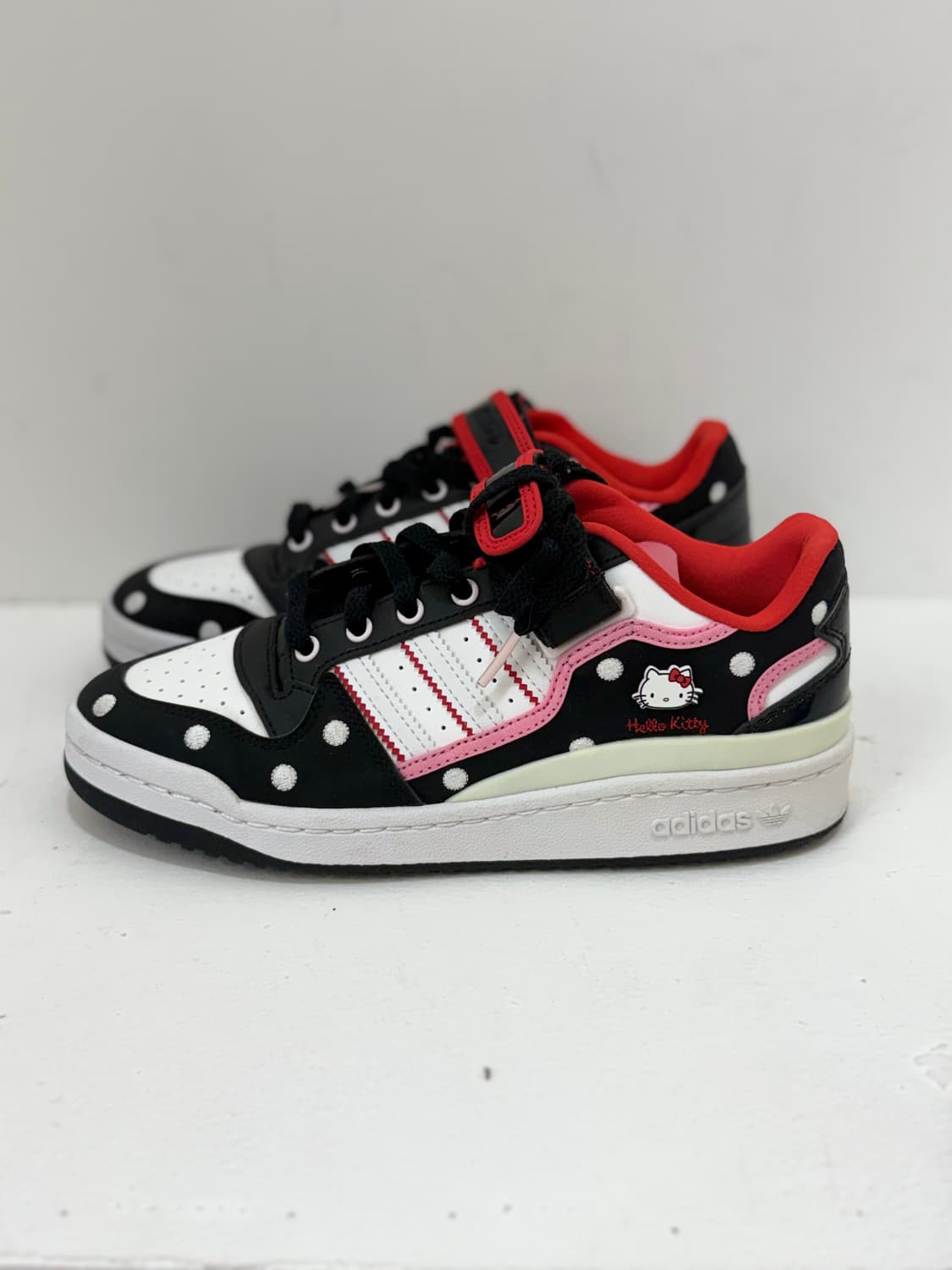Adidas × Hello Kitty 스니커즈 상품이미지2