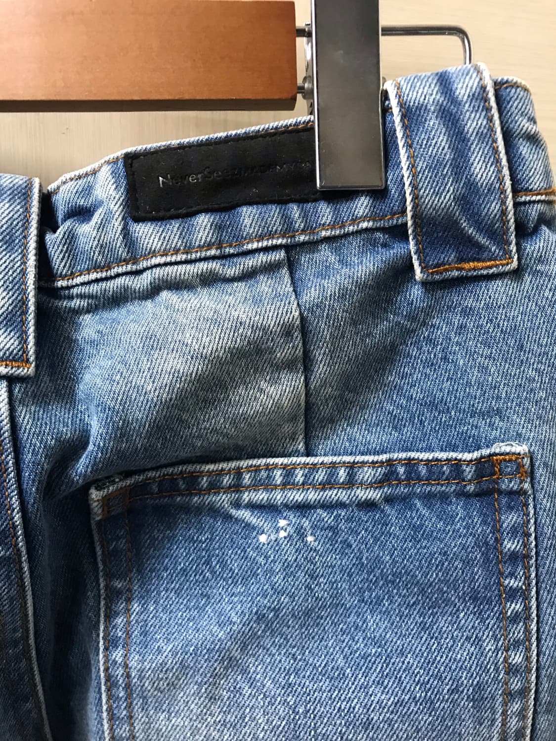 NEVERSEEZ Side Seam Pleated Washed Jeans 상품이미지6