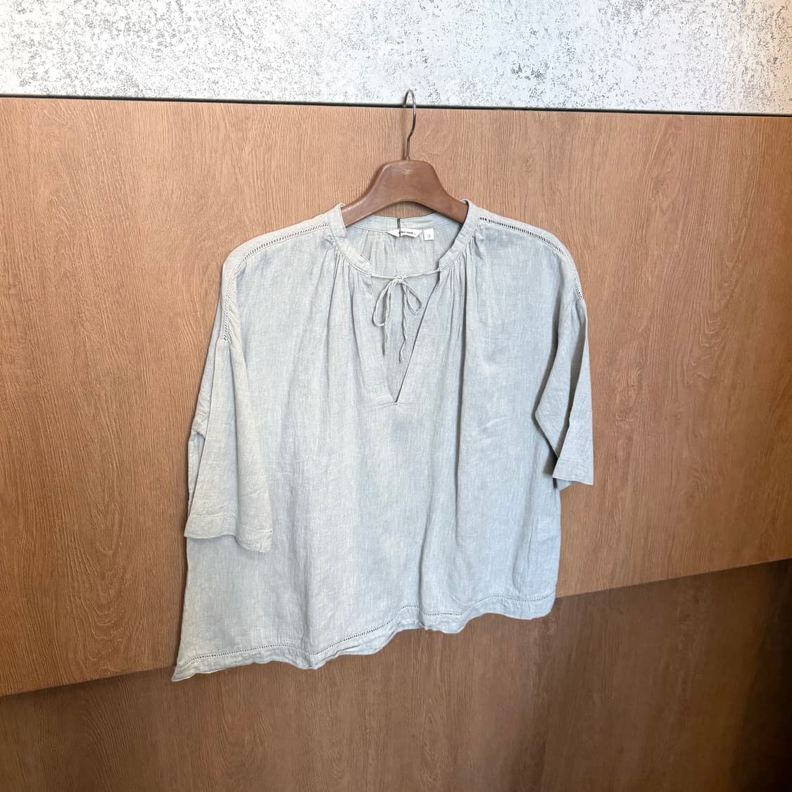 니코앤드 블라우스 하프 슬리브 넥 스트링 타이 디테일 루즈핏 라이트그레이 상품이미지1