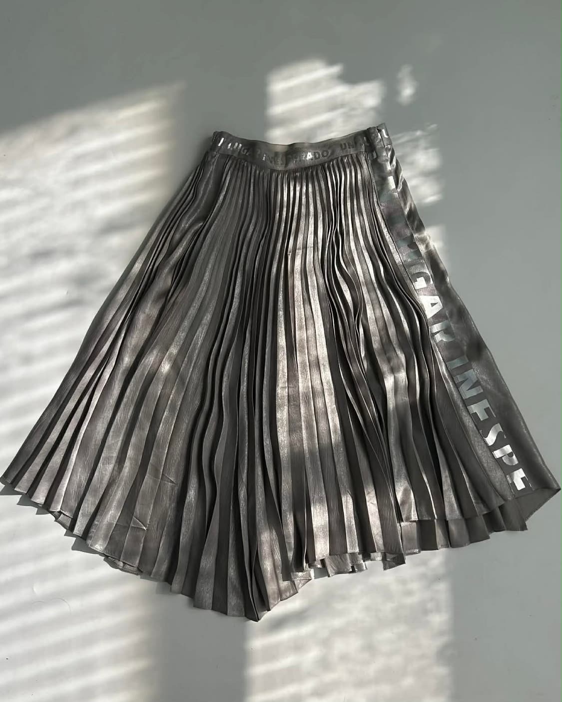 타임 포스트모던 한섬 레터링 디테일 플리츠 스커트 상품이미지1