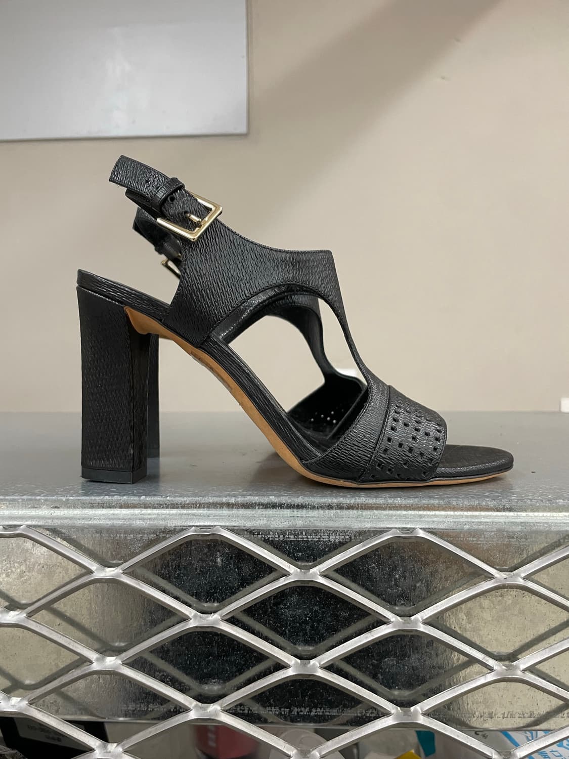 휴고 보스 IRIDE 앵클 스트랩 힐 37 상품이미지4