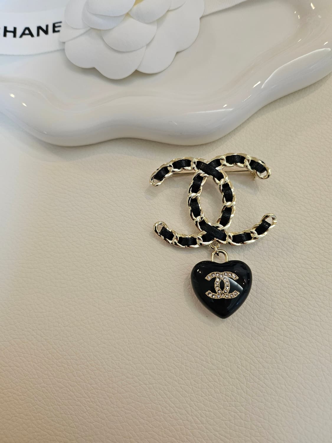 샤넬 가죽체인 블랙하트 CC로고 브로치 업사이클링 상품이미지3