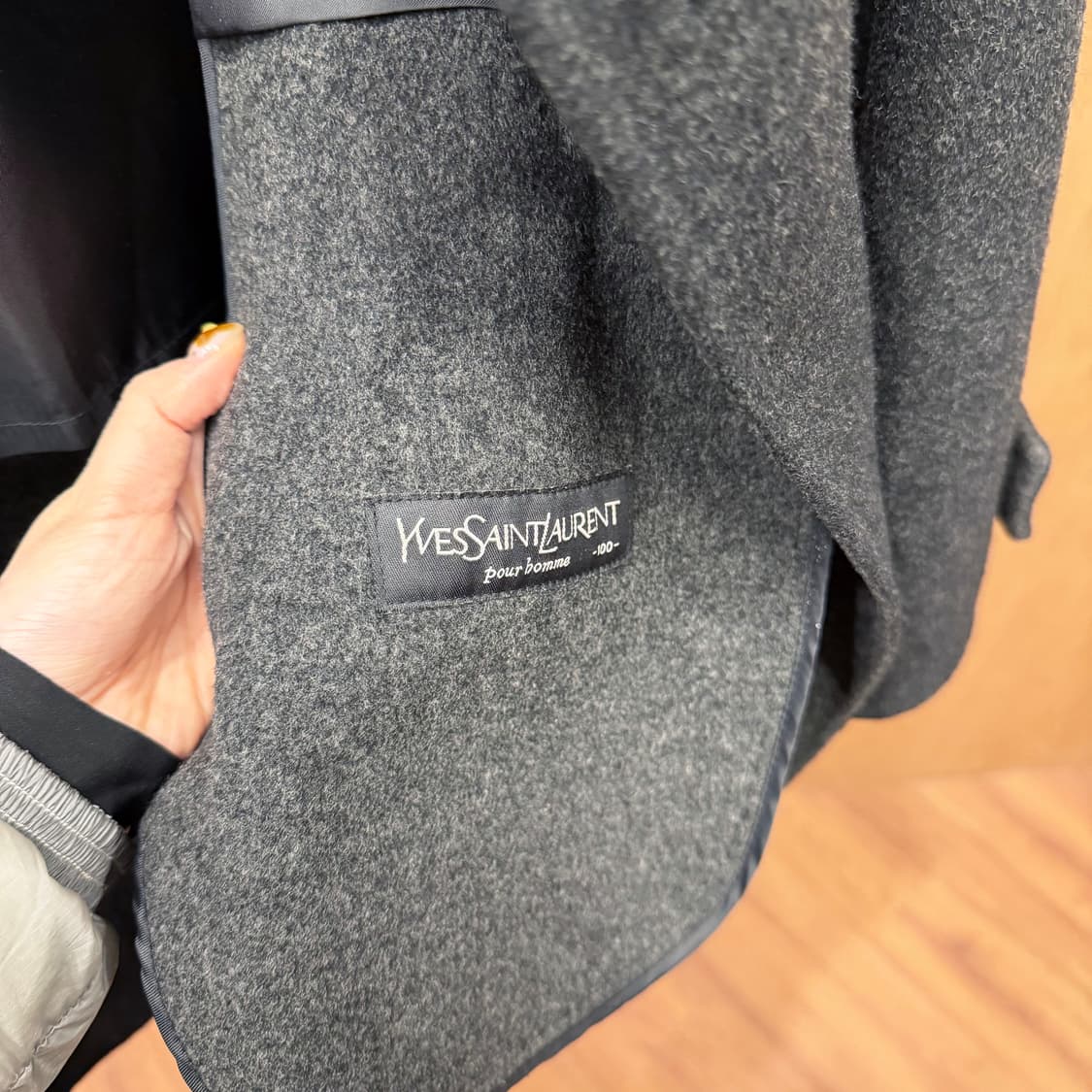 입생로랑 울 싱글 코트 사이드 슬래시 포켓 로고 자수 디테일 딥 차콜 상품이미지7