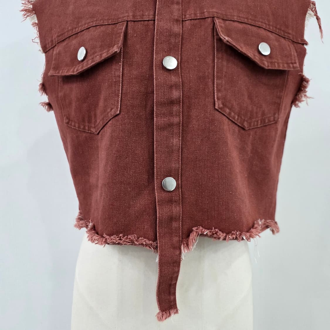 브릭 레드 컷오프 크롭 데님 베스트 상품이미지5