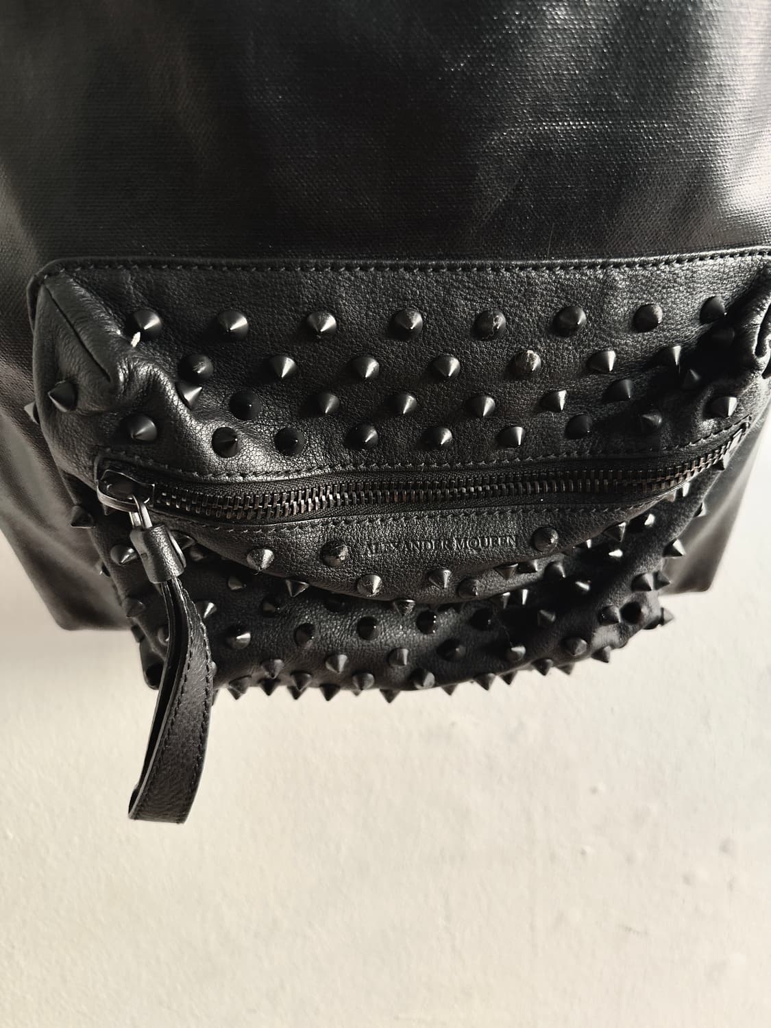 알렉산더 맥퀸 스터드 스컬지퍼 오피움 백팩 상품이미지3