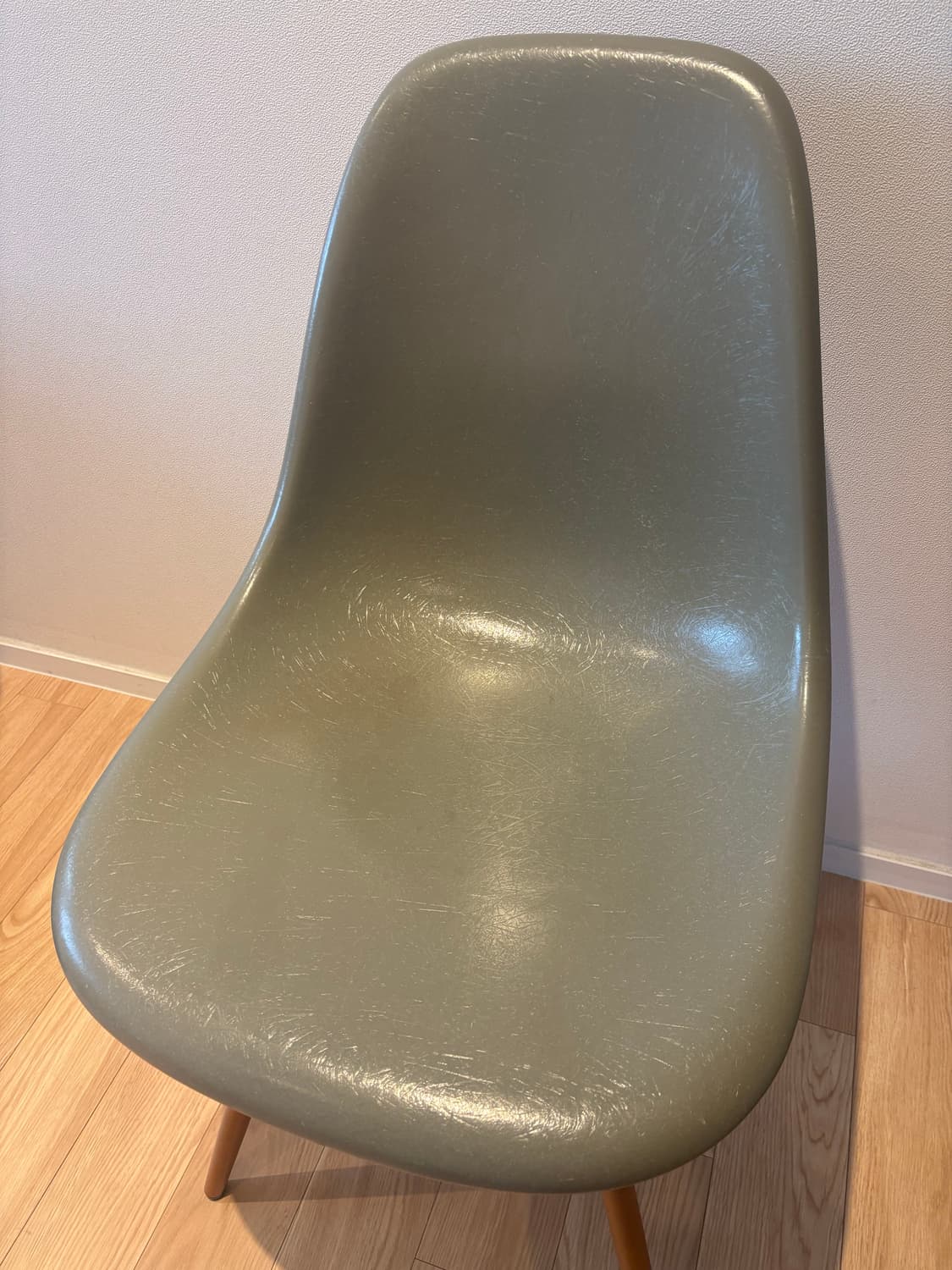 비트라 임스 파이버글라스 사이드체어 DSW Raw Umber 상품이미지2