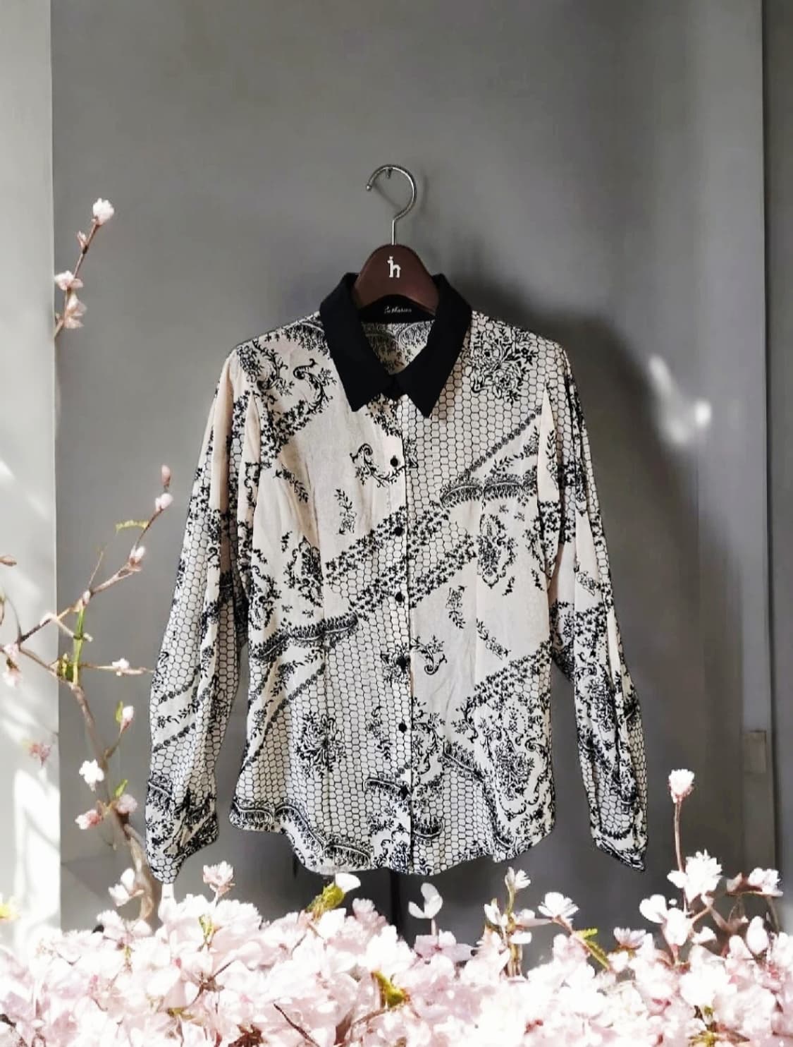 카타리나 아이보리 블랙 카라 플라워 자수 블라우스 55 상품이미지1