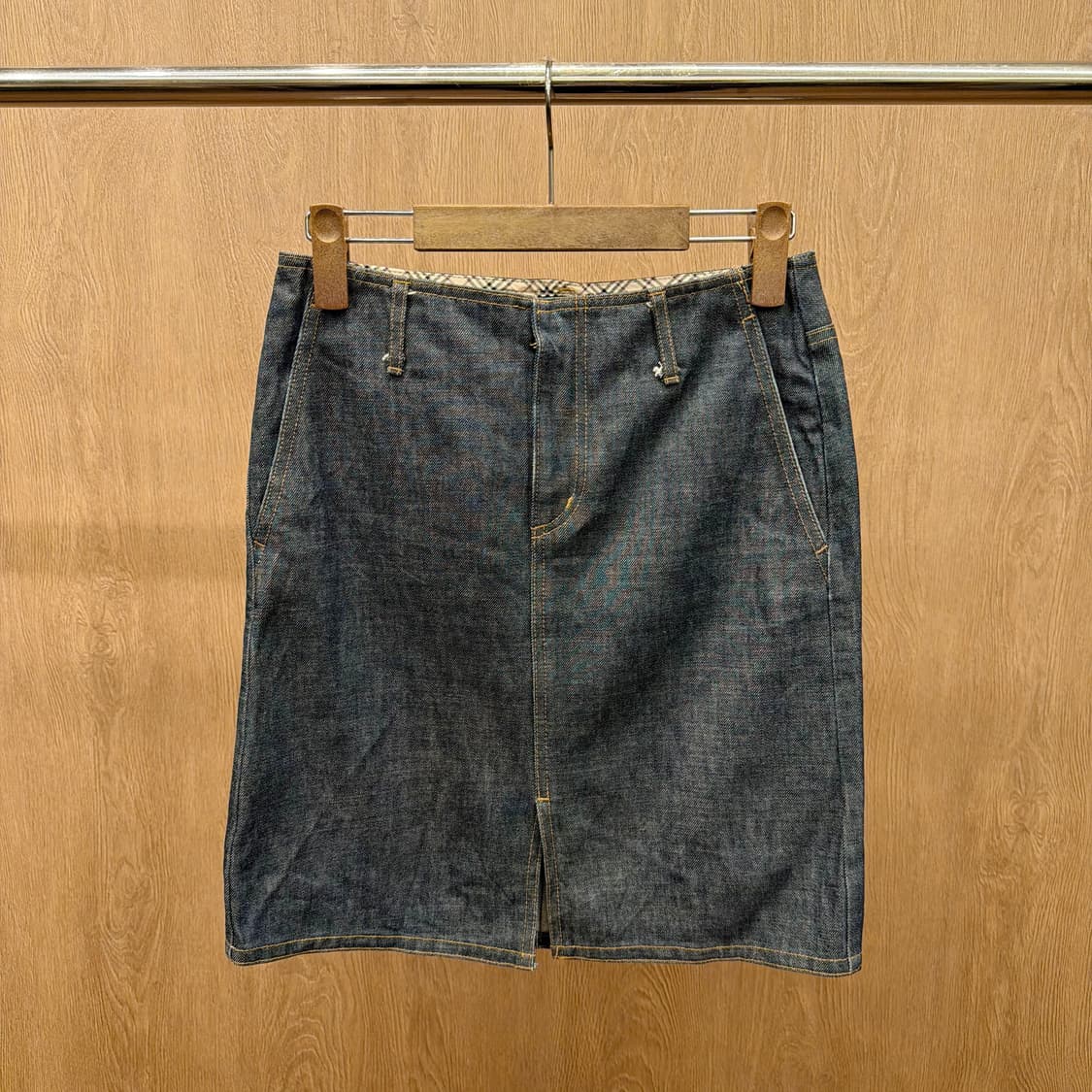 버버리 런던 데님 미디 스커트 프론트 슬릿 스티치 디테일 H라인 흑청 상품이미지2