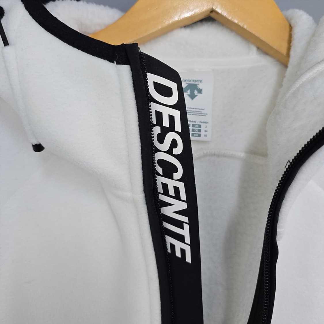 데상트(descente) 여성용 화이트 플리스 자켓 85 상품이미지6