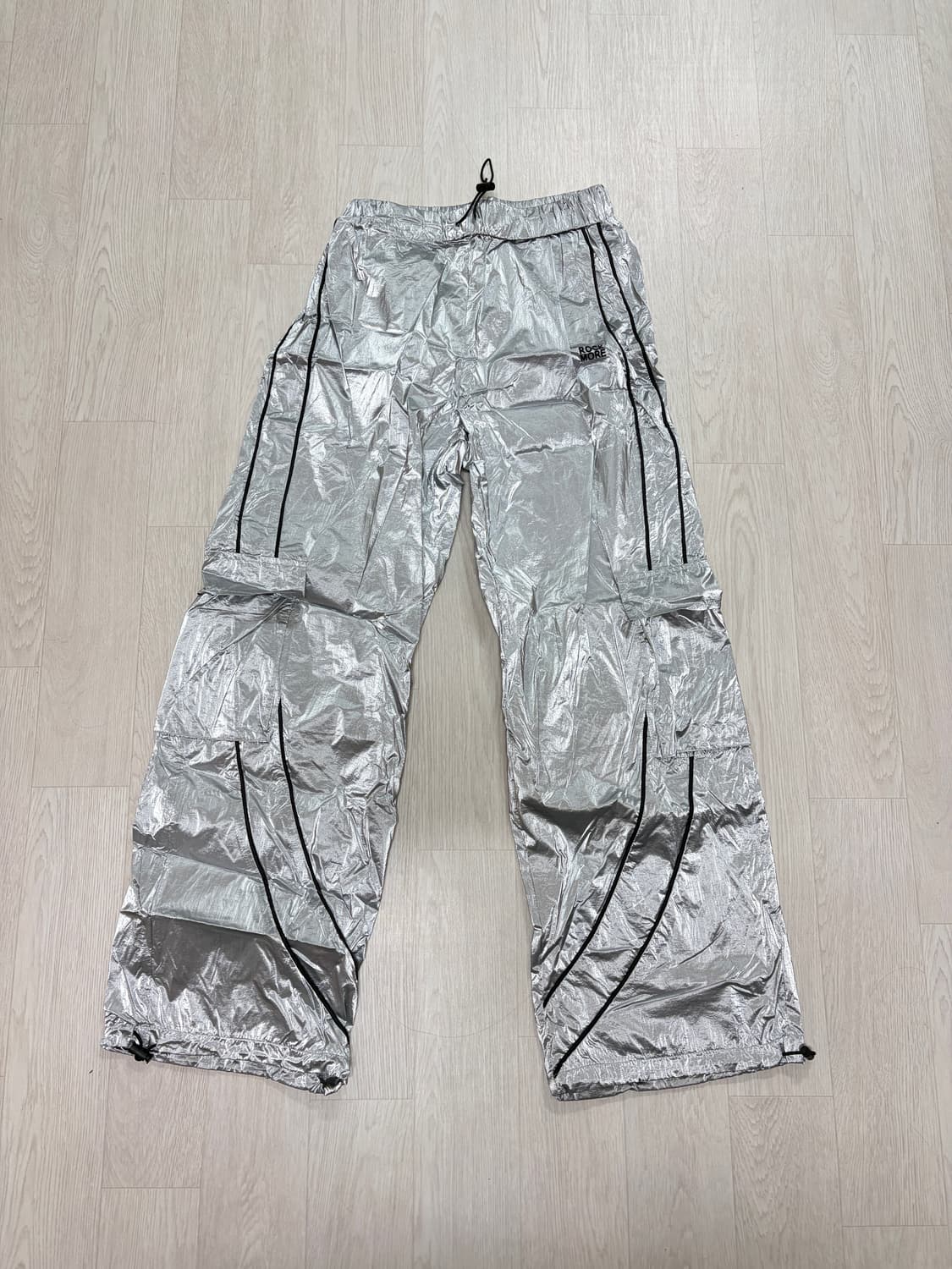 실버 유광 사이드라인 스트링팬츠 상품이미지1