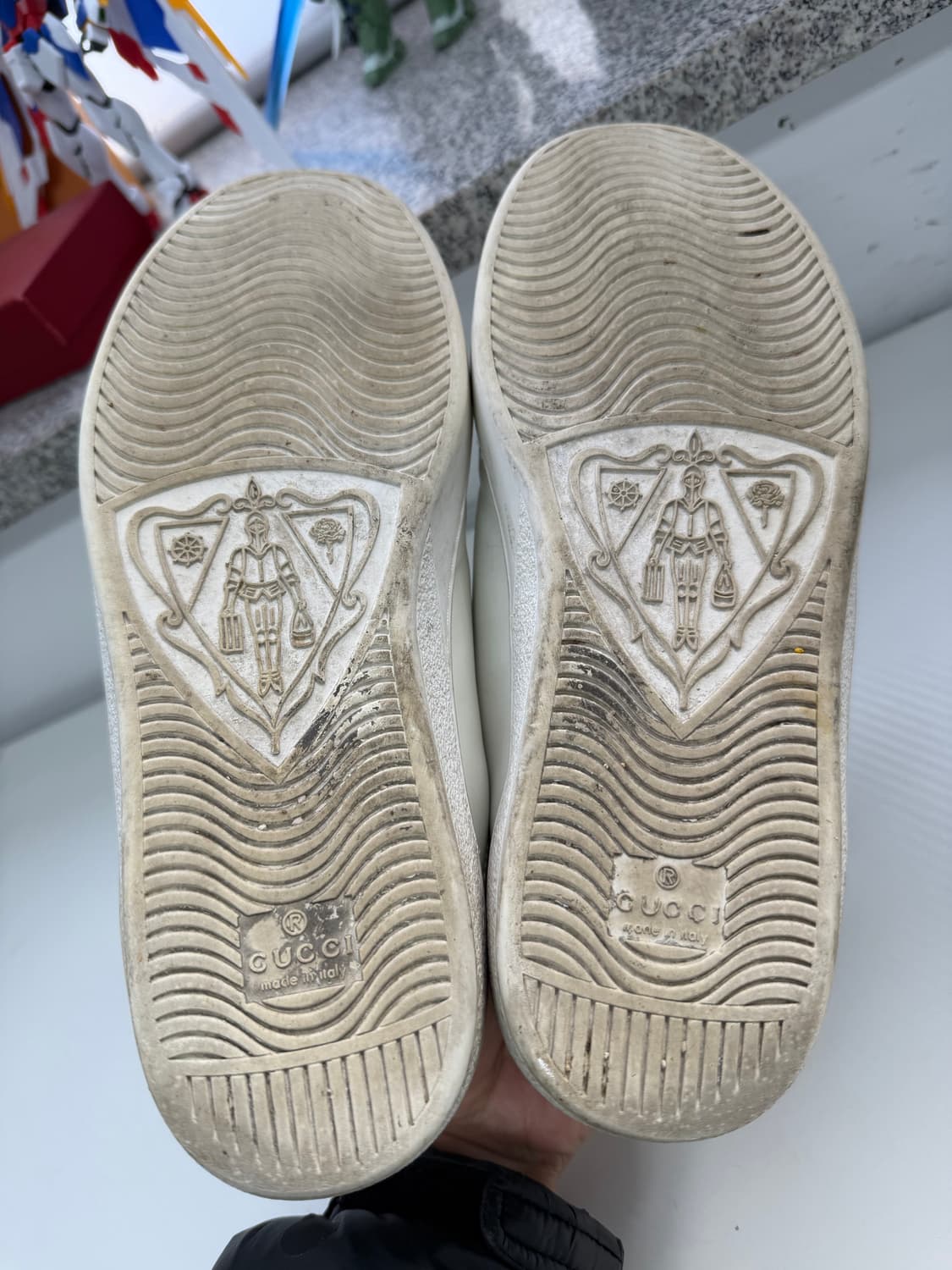 정품) 구찌 에이스 인터로킹 G 펀칭 스니커즈 8 상품이미지10