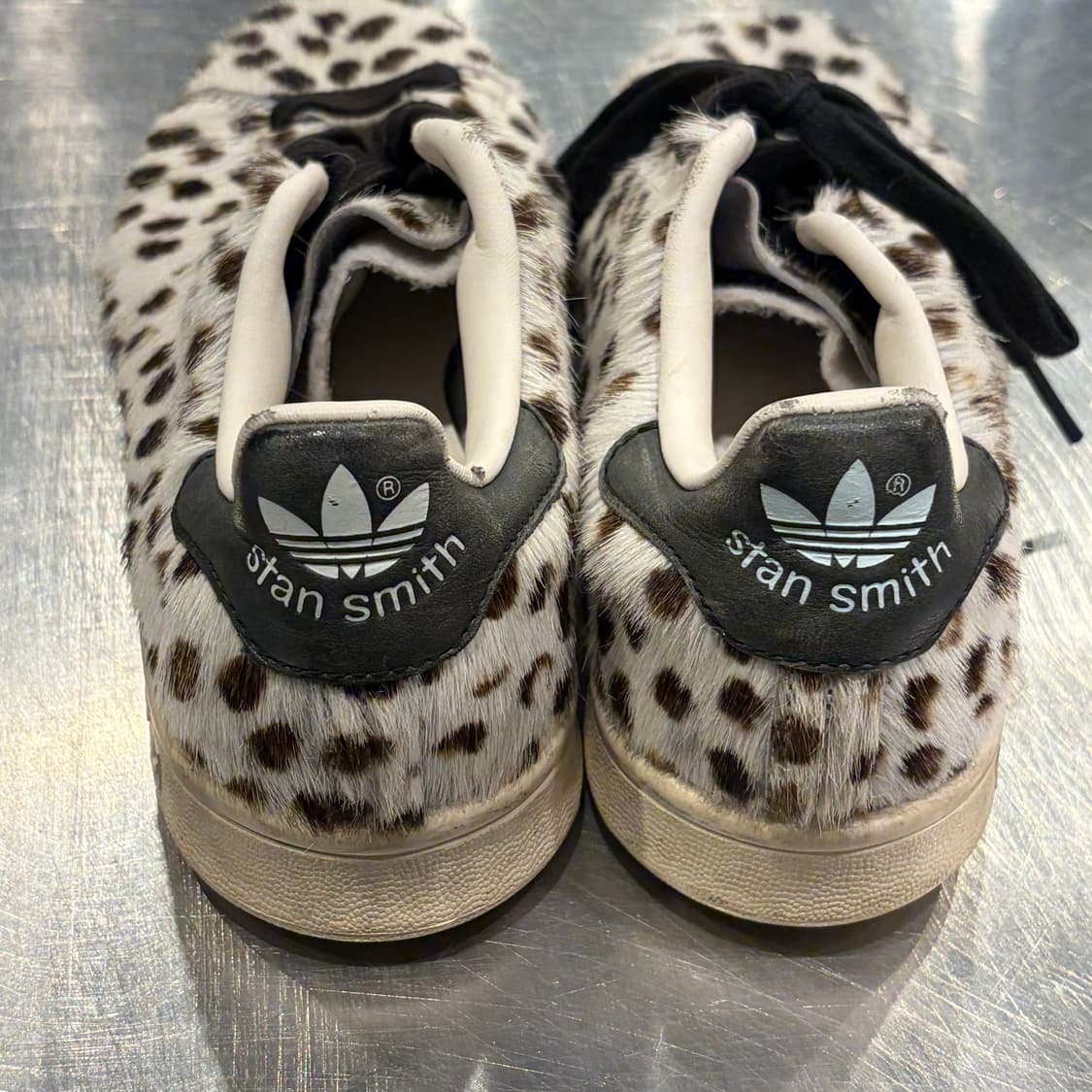 adidas 아디다스 샘스미스 레오파드 털 스니커즈 245 상품이미지4