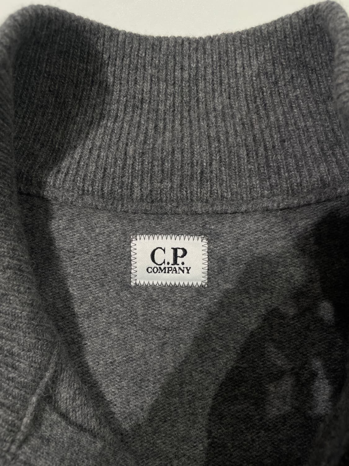 cp컴퍼니 그레이 렌즈 와펜 하프 집 니트 상품이미지7
