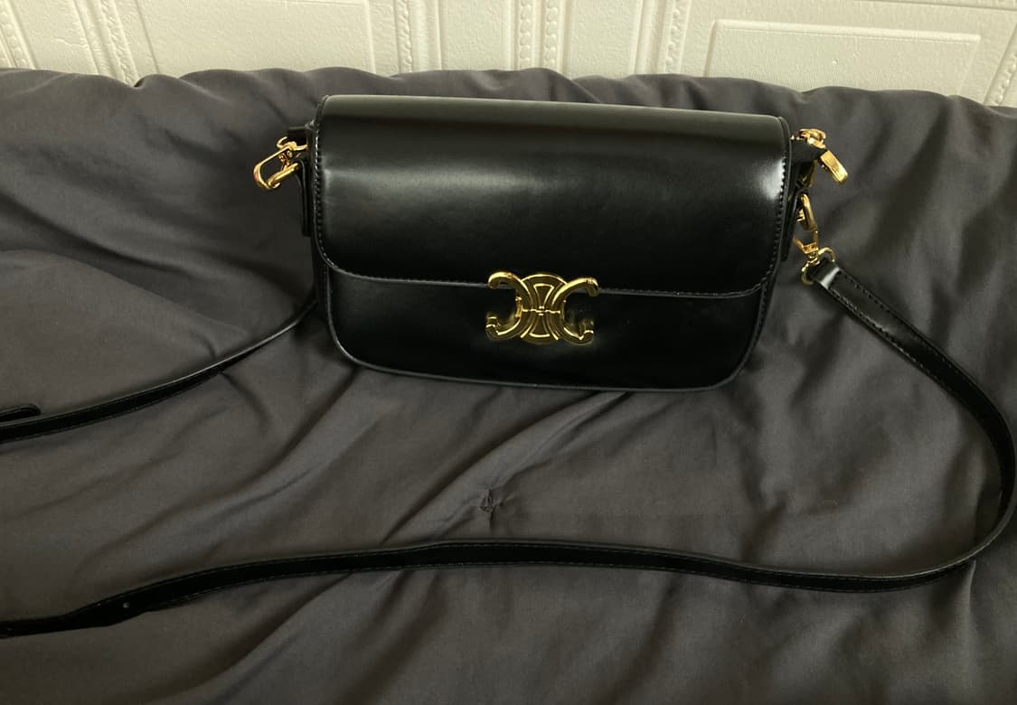 셀린느 블랙 금장 트리오페 크로스백  상품이미지1