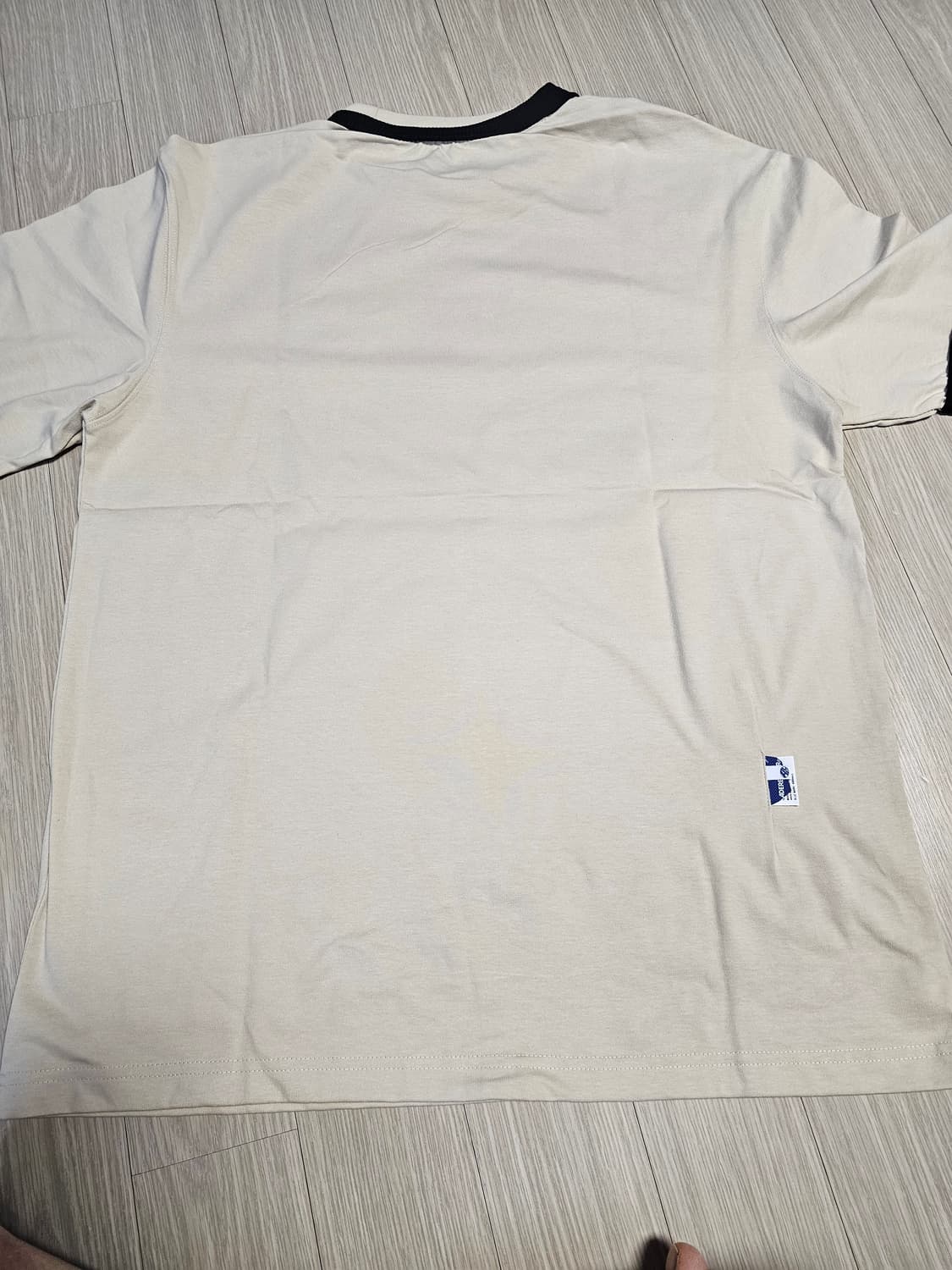 아더에러 배지 반팔티 A2 새상품 판매합니다  상품이미지3