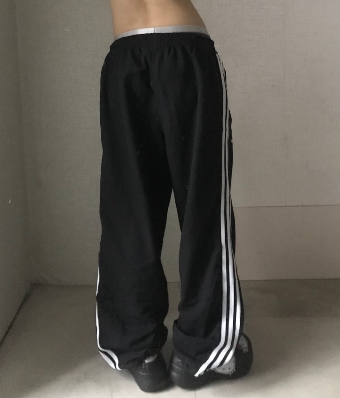아디다스 블랙 와이드핏 트레이닝 팬츠 상품이미지4