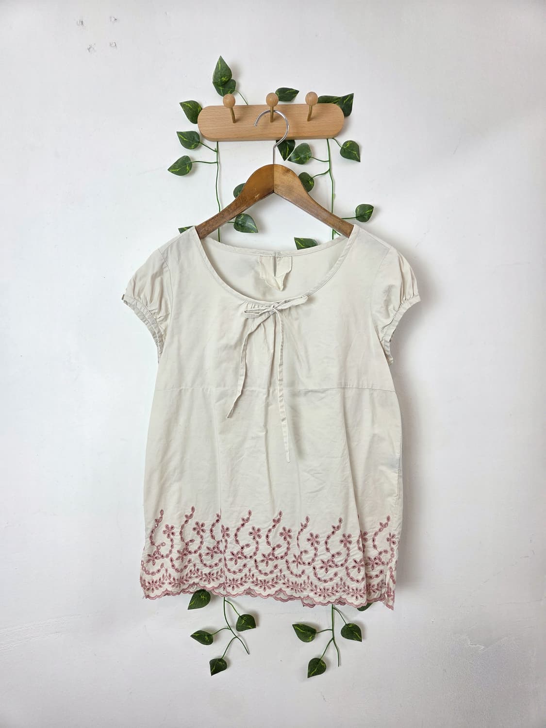 밑단 펀칭 블라우스 상품이미지1