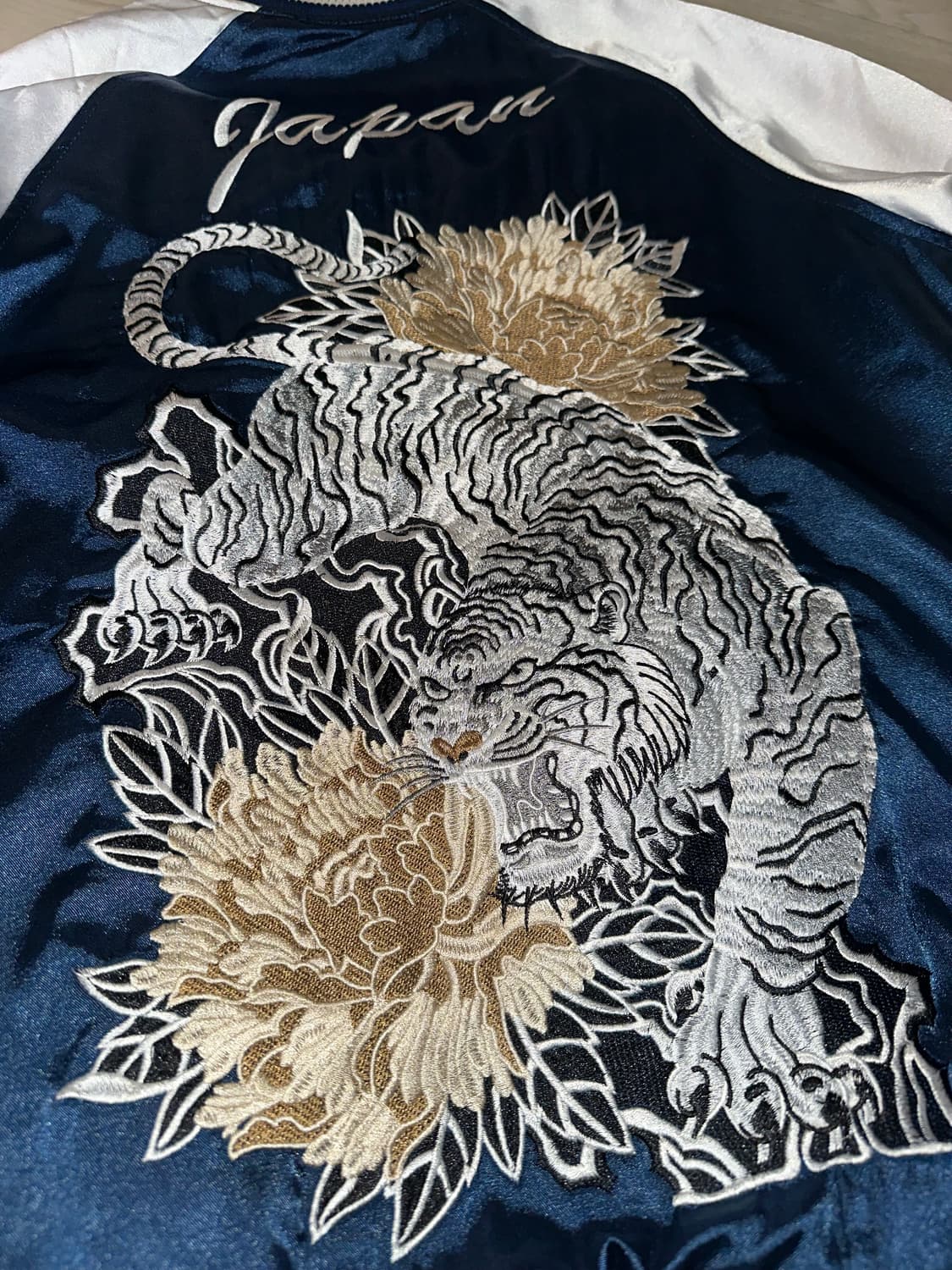 ROUGE 백호 자수 스카잔 상품이미지2